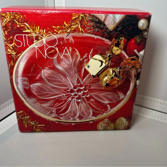 VTG Studio Nova Glass Guilded Poinsettia Round Tray Candy Dish - Picture 2 of 5